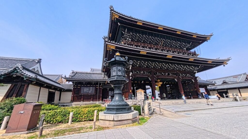 Main gate of Higashi Hongan-ji Temple in Kyoto, Japan.