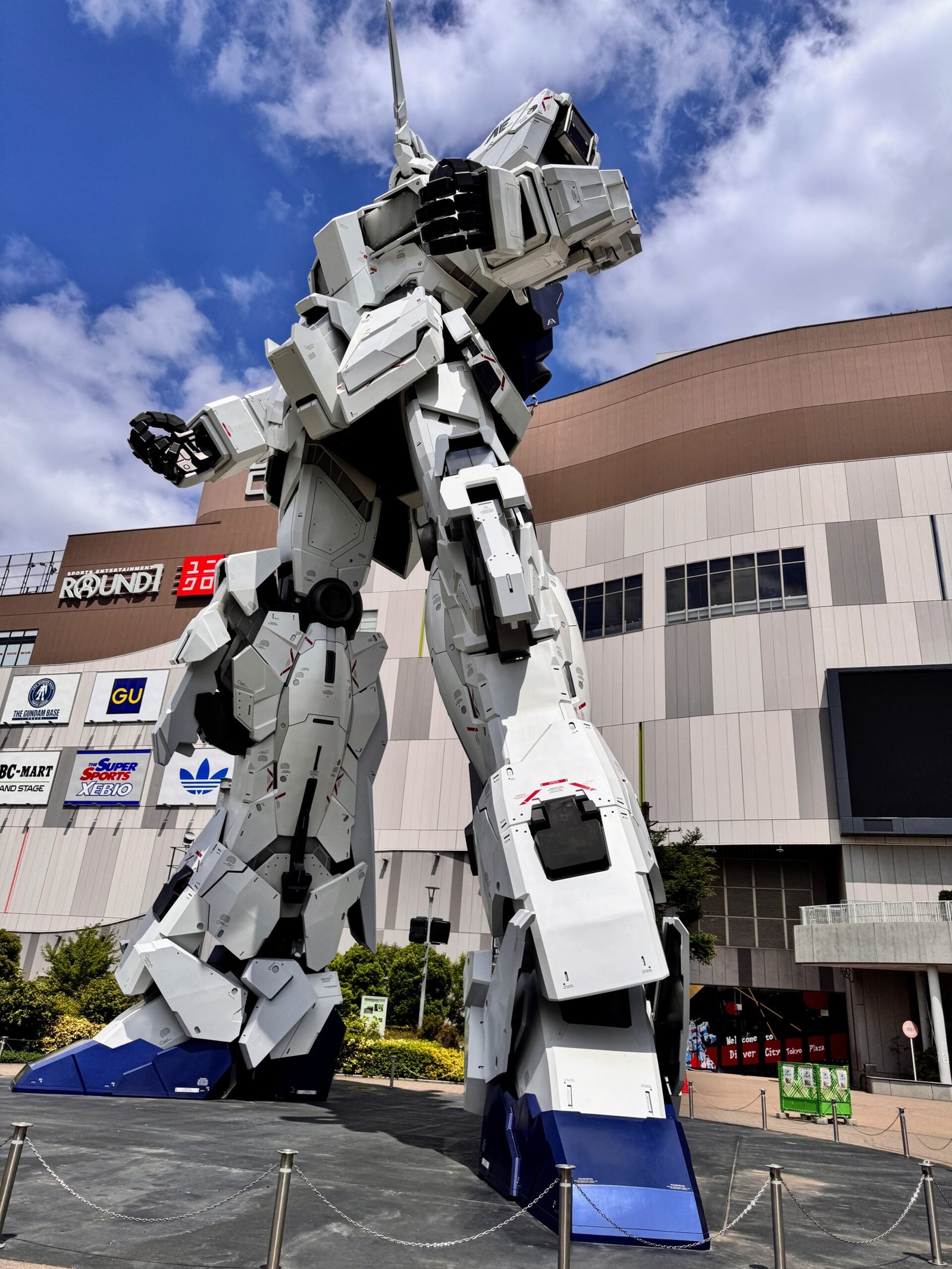 Unicorn Gundam statue outside DiverCity Tokyo Plaza in Odaiba